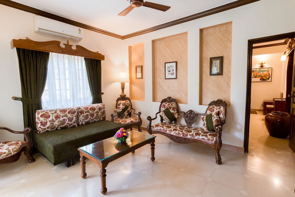 Luxury Suite - Photo 7