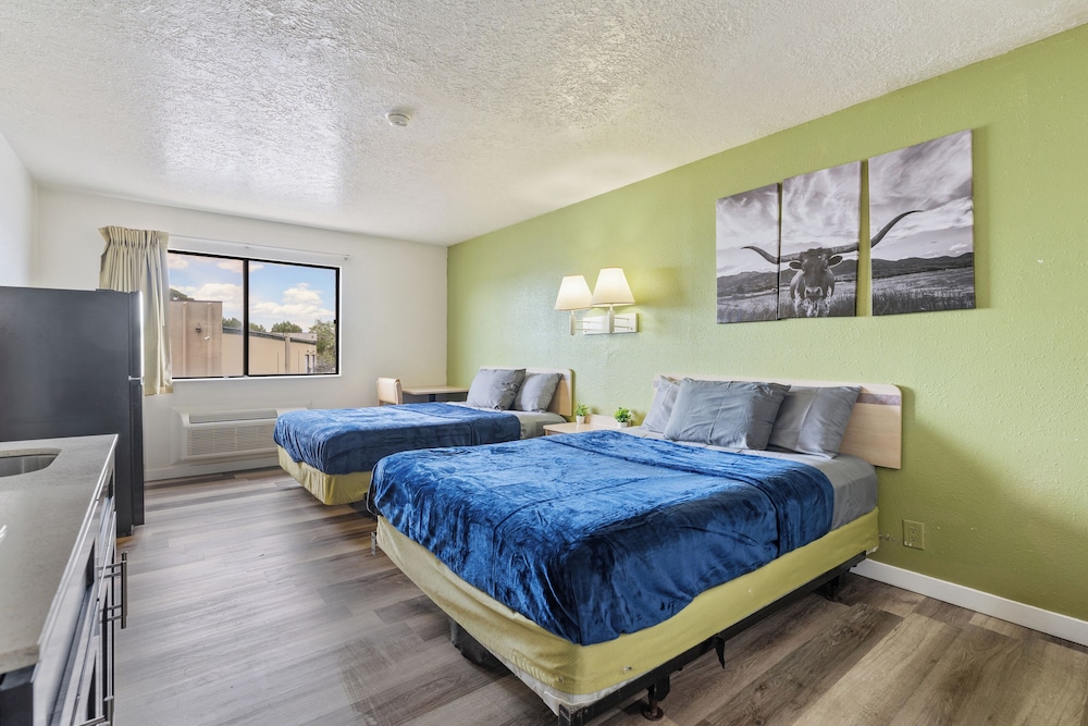Basic Studio, 2 Queen Beds, Non Smoking, Pets Allowed photo 1