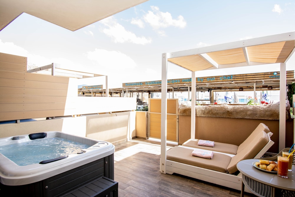 Junior Suite, Jetted Tub