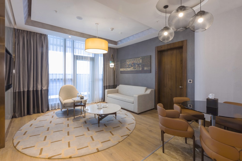 Suite, 1 Bedroom - Photo 2
