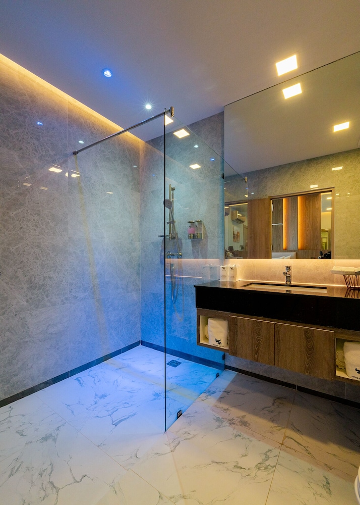 Deluxe King with Shower - Photo 6