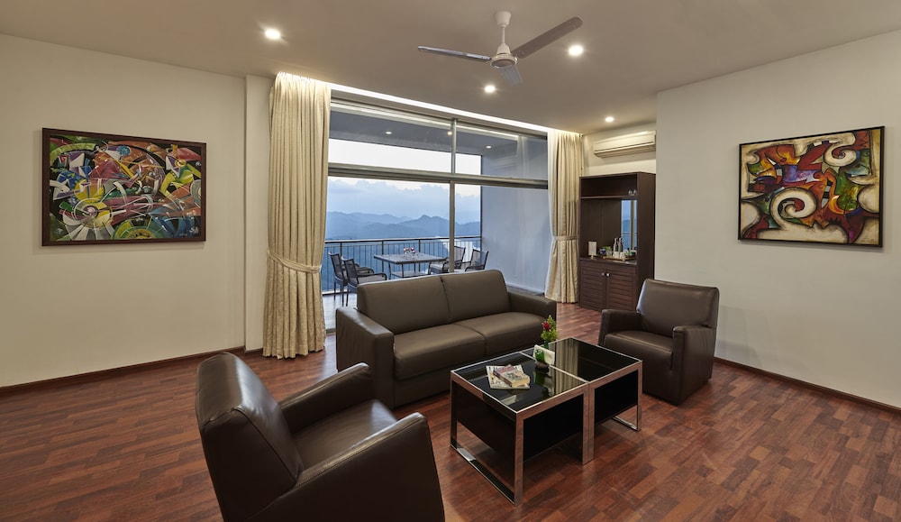 Elite Suite, 1 King Bed, Non Smoking, Lake View photo 2