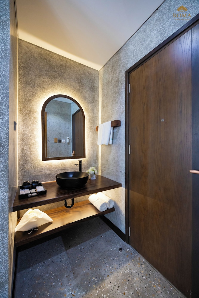 Fratello, City View, 1 Queen Bed & 2 Twin Beds with Window - Photo 5