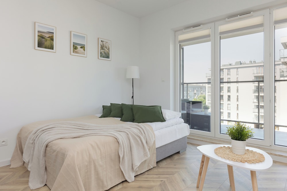 Studio, Balcony