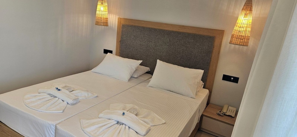 Junior Suite with Outdoor Jetted Tub & Sea View photo 2