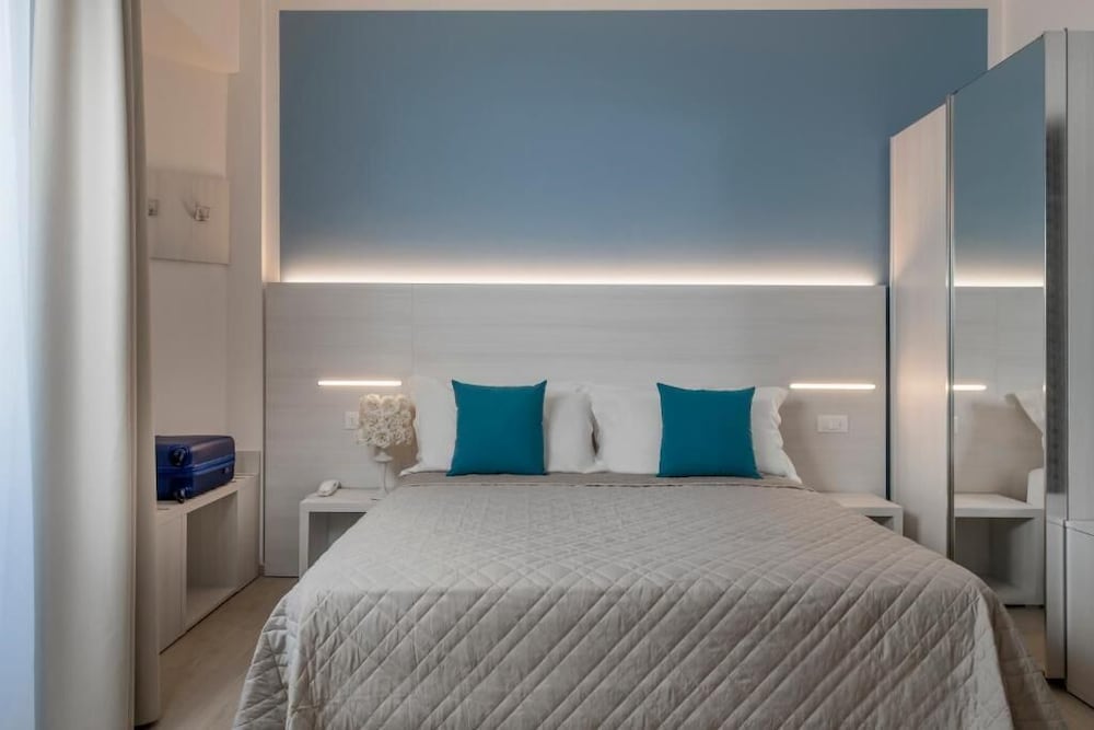 Deluxe Room, Multiple Beds, City View photo 2