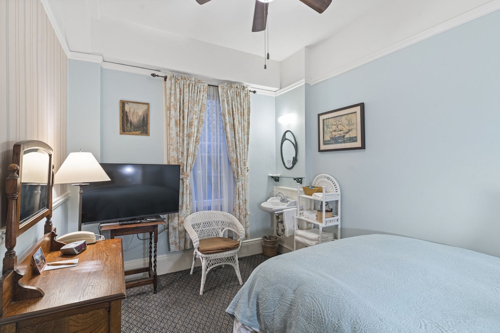 Room, 1 Double Bed (with Sink, Shared Bathroom)