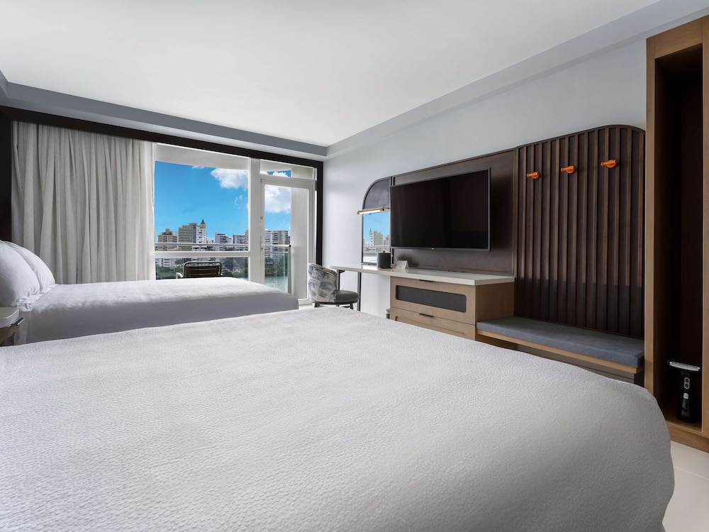 Room, 2 Queen Beds, Bay View (Roll-In Shower) - Photo 1