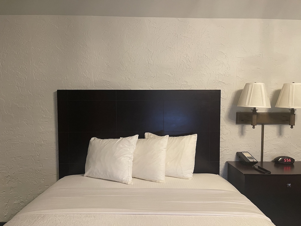 Standard Room, 2 Queen Beds - Photo 6
