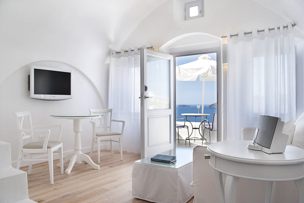 Superior Suite - Photo 9