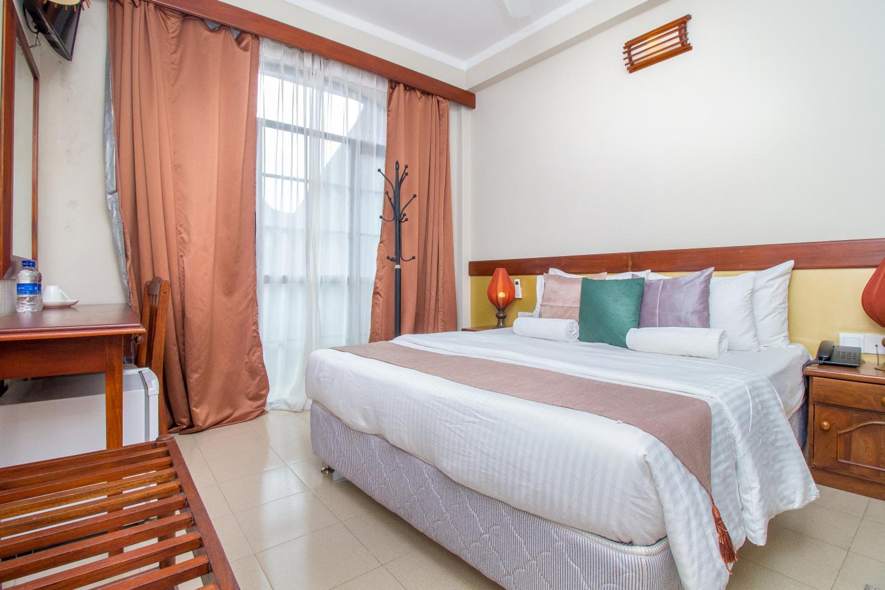 Standard Queen Room (Street View)
