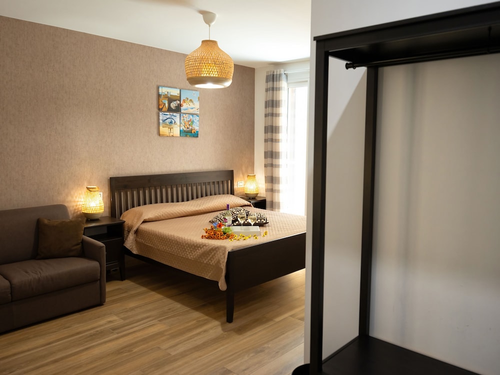 Comfort Room, 1 King Bed with Sofa bed, Courtyard View