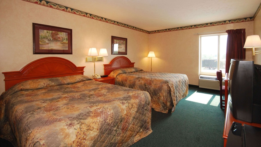 Standard Room, 2 Queen Beds, Non Smoking, Refrigerator & Microwave - Photo 1