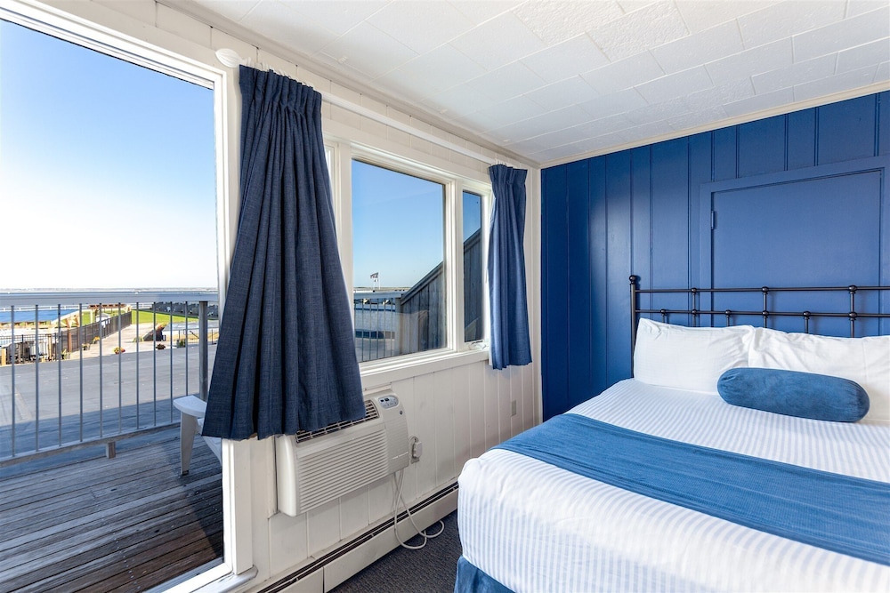 Deluxe Room, 1 King Bed, Terrace, Bay View photo 1