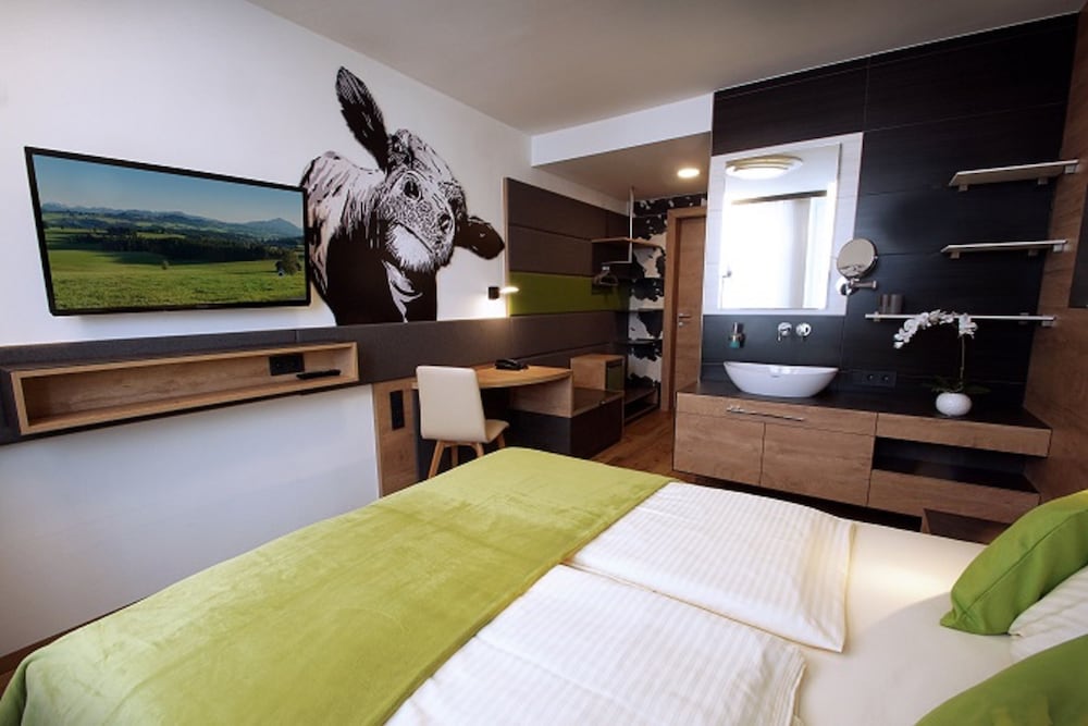 Double Room, 1 Queen Bed (Q) photo 3