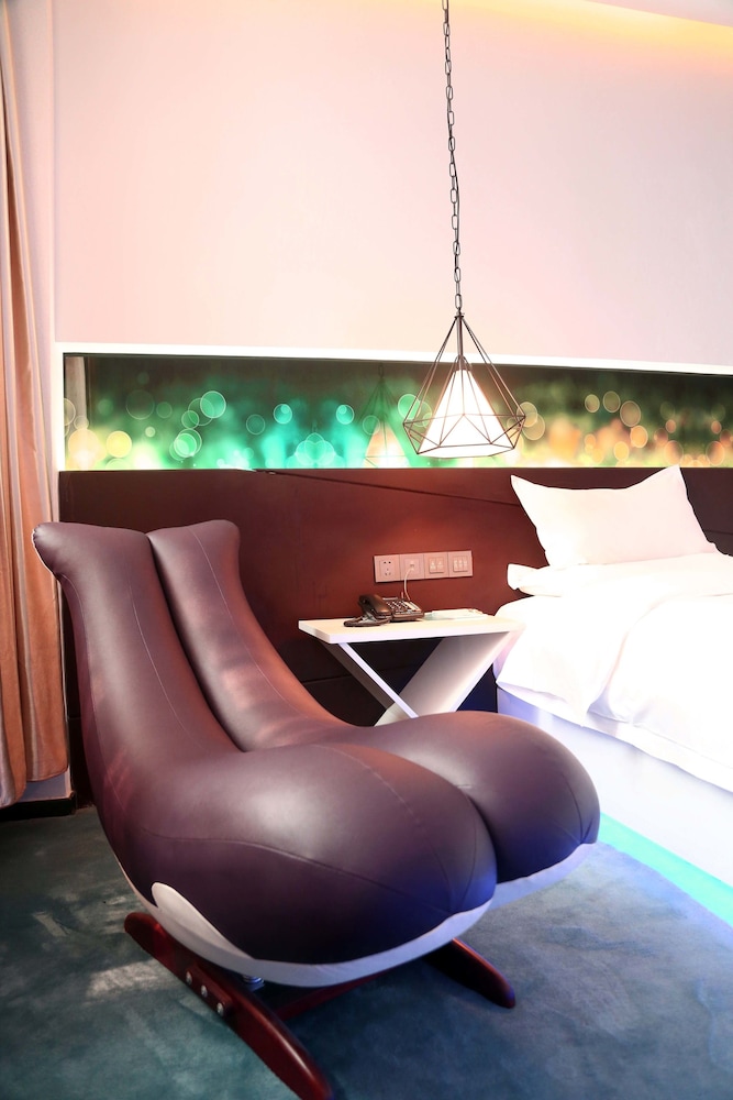 Deluxe Room, 1 King Bed photo 2