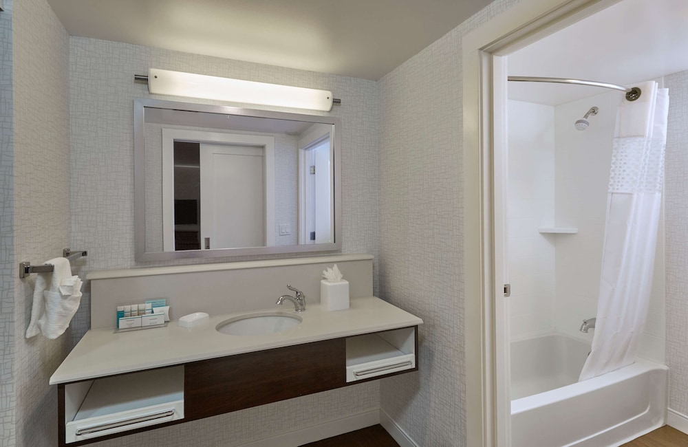 Studio, 2 Queen Beds, Accessible, Non Smoking (Hearing Impaired) photo 3