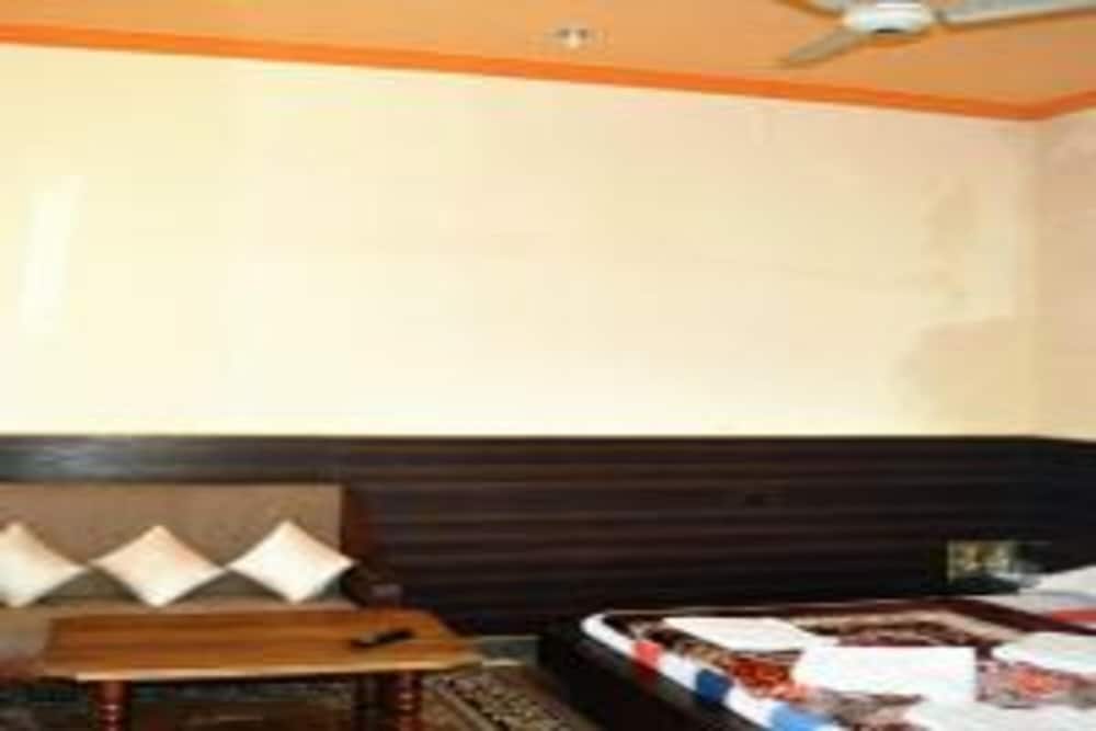 Deluxe Room - Photo 8