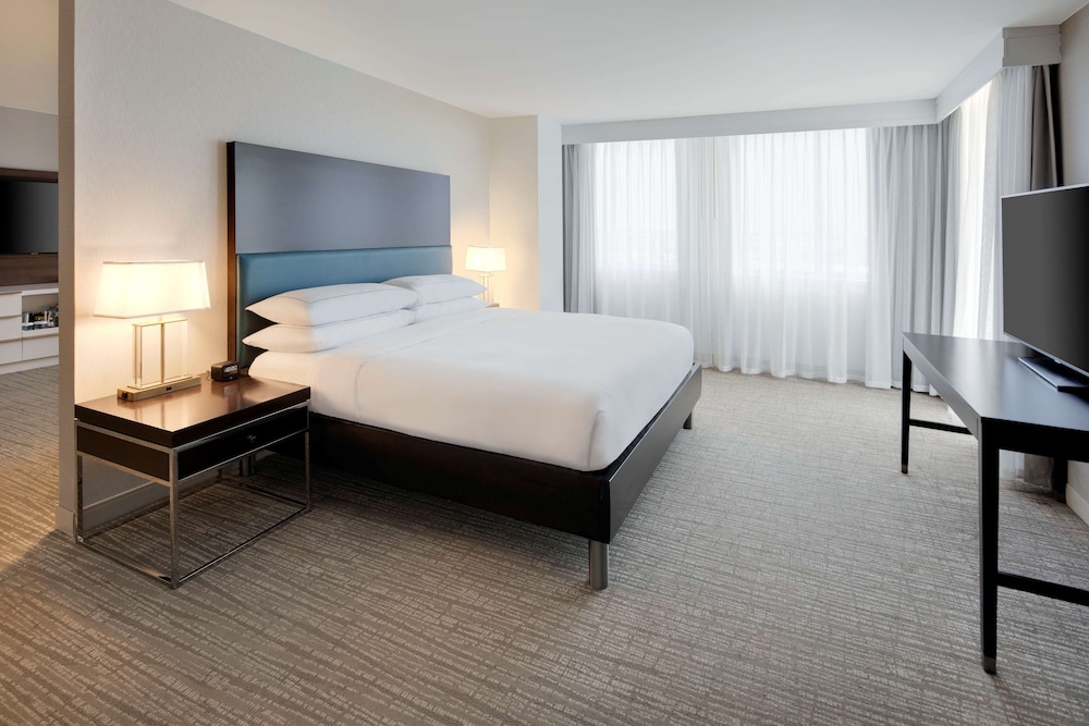Suite, 1 King Bed, Accessible (Hearing, Roll-in Shower) photo 3