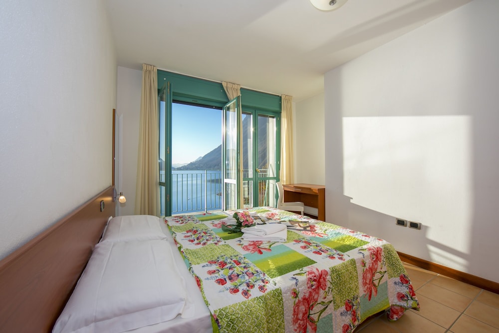Family Apartment, 1 Bedroom, Lakeside (Porto Letizia T11)