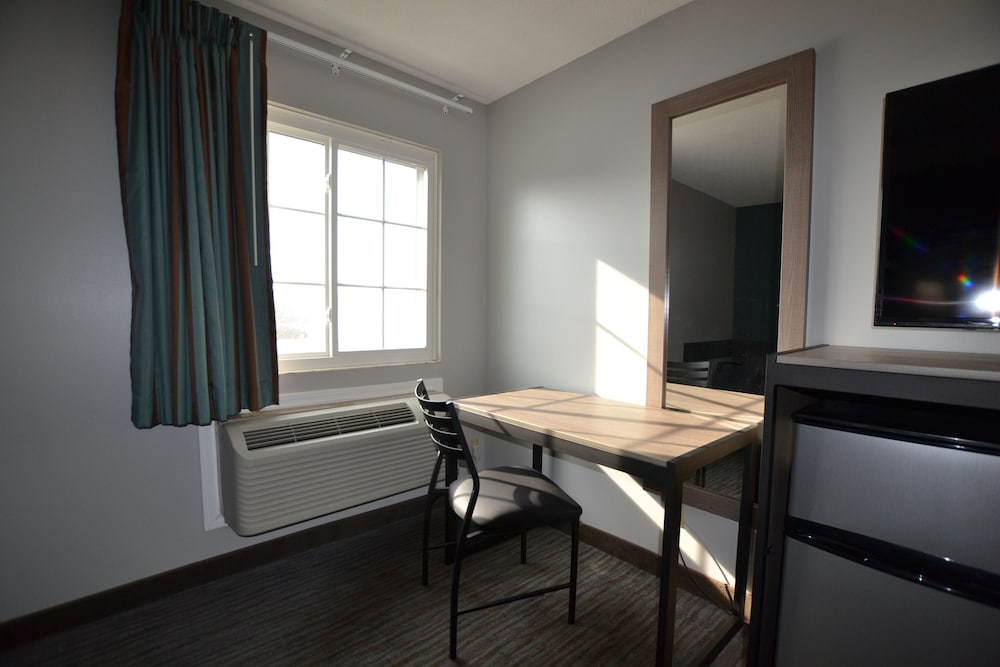 Double Room, 2 Queen Beds, Non Smoking, Refrigerator & Microwave photo 2