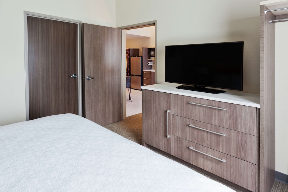 Suite, 1 King Bed, Accessible (Hearing) photo 2