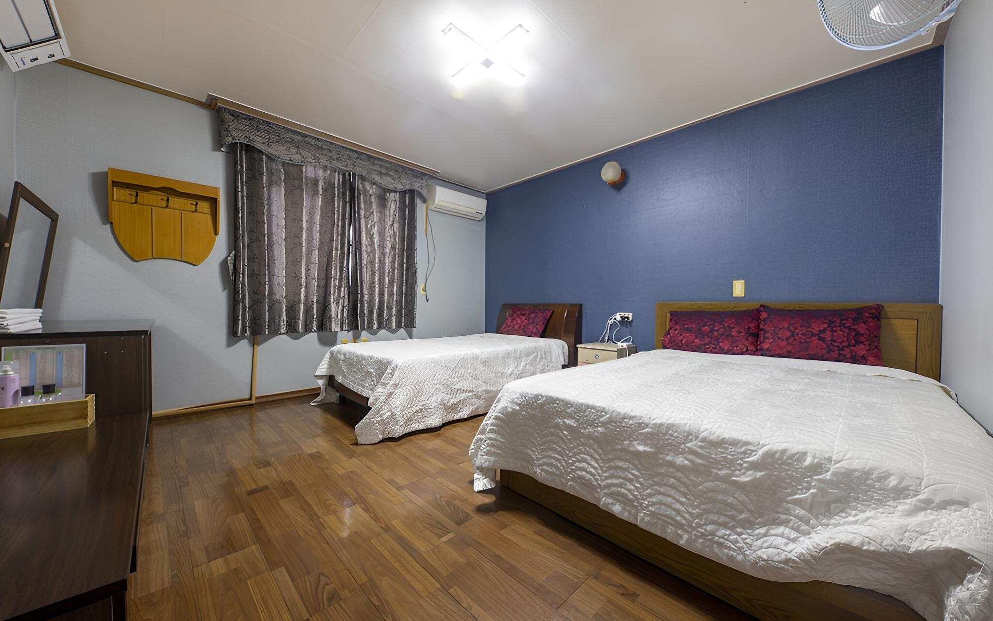 Room (2 beds) - Photo 1