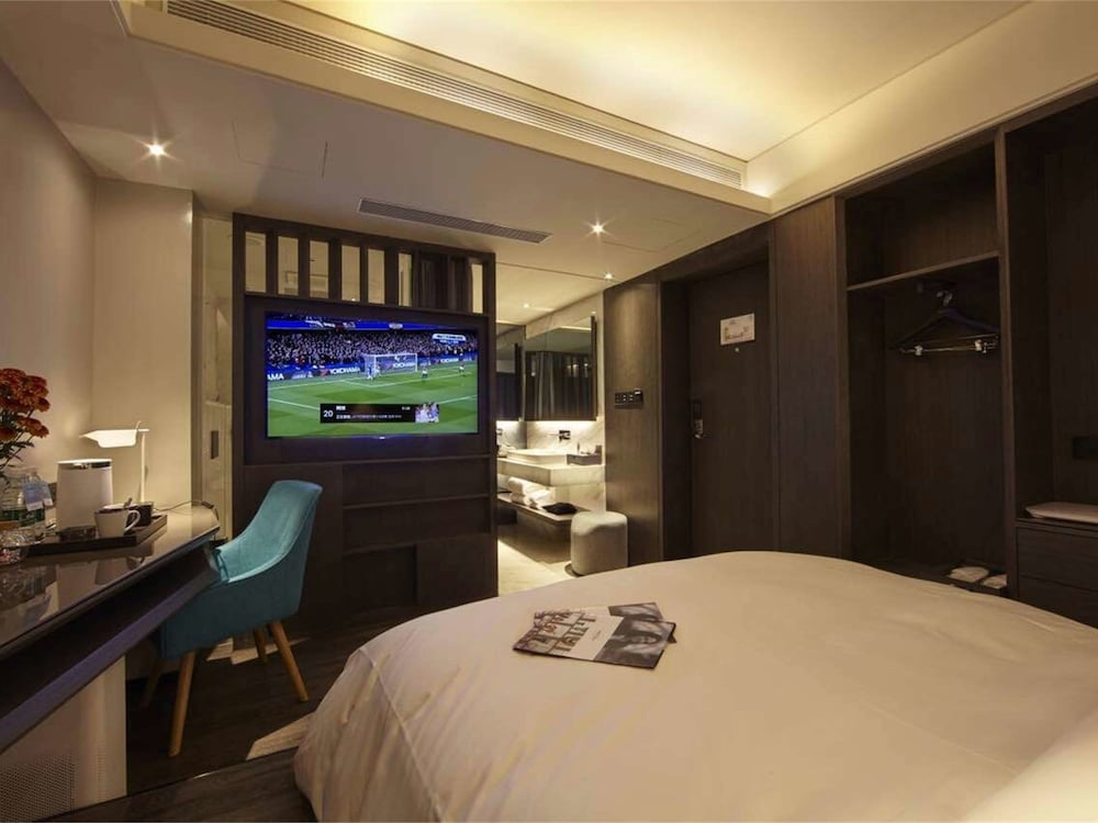 Standard Room, 1 King Bed photo 2