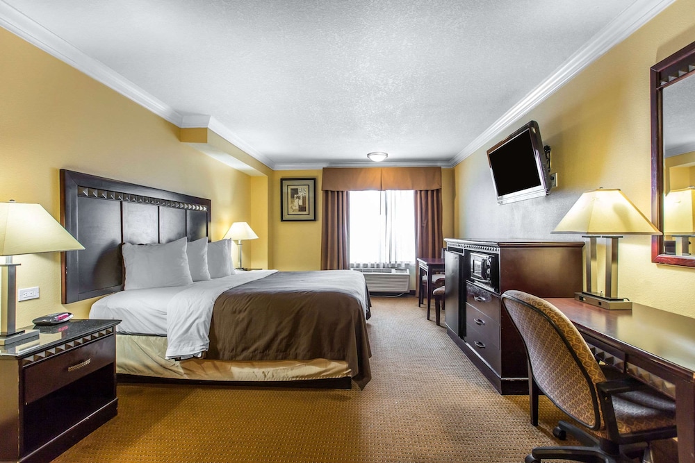Suite, 1 Queen Bed with Sofa bed, Non Smoking - Photo 3