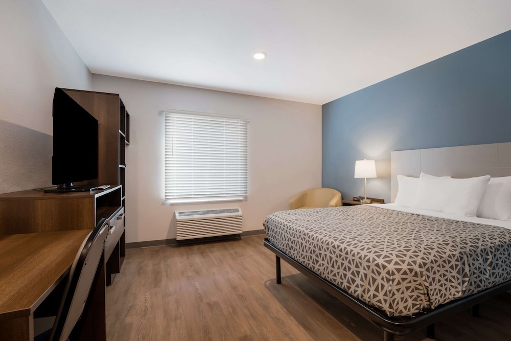 Standard Room, 1 Queen Bed, Non Smoking photo 2