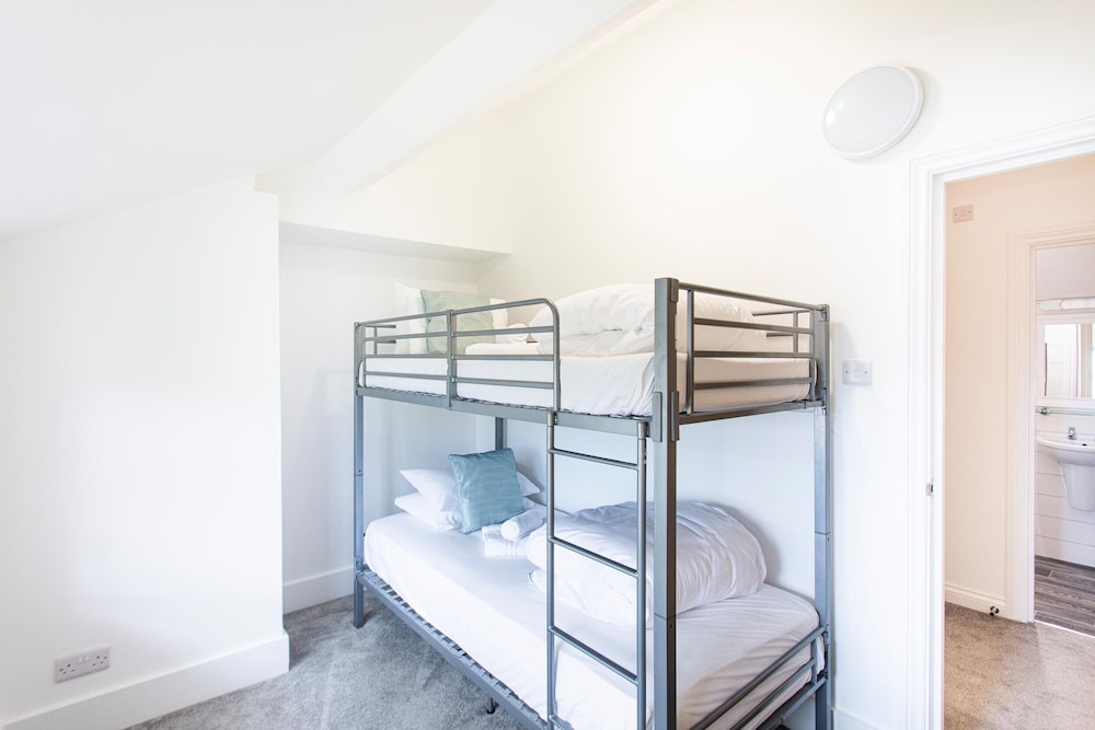 Club Room, 2 Bedrooms, Shared Bathroom, Courtyard View photo 2