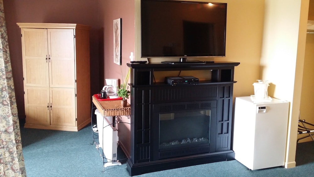 Luxury Suite, 1 King Bed, Jetted Tub, Lake View photo 2