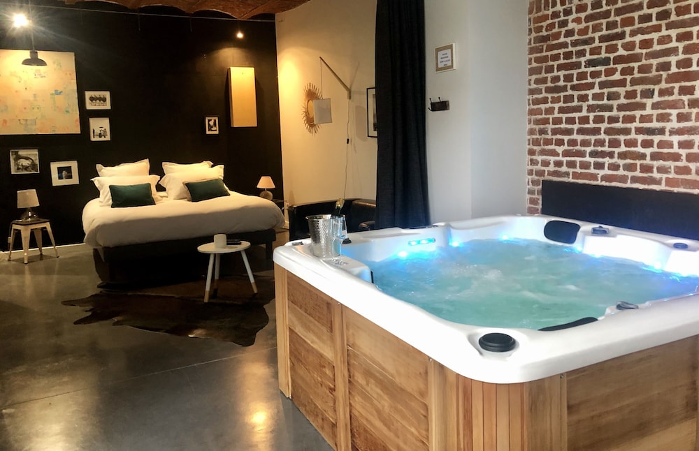 Deluxe Suite, Hot Tub, Garden View - Photo 1
