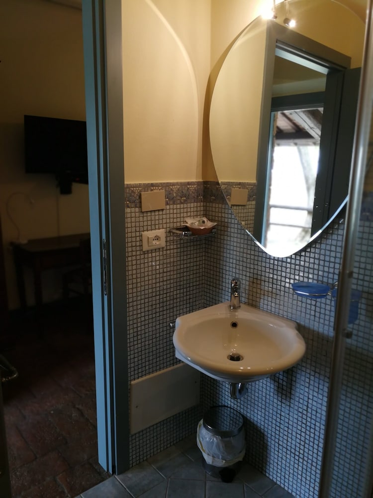 Classic Double Room, 1 Queen Bed, Hill View, Courtyard Area photo 2