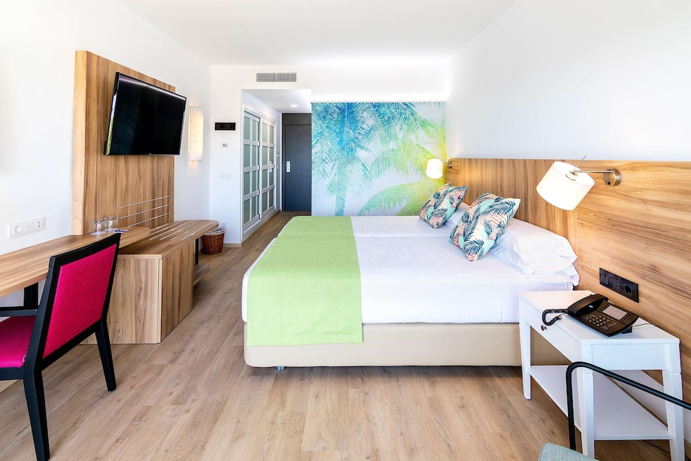 Superior Double Room Single Use, Garden View photo 2
