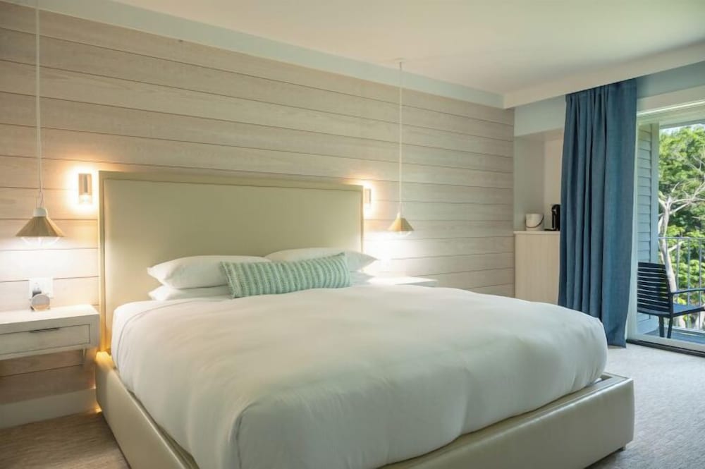 Room, 1 King Bed, Mobility Accessible (Coveside) photo 2