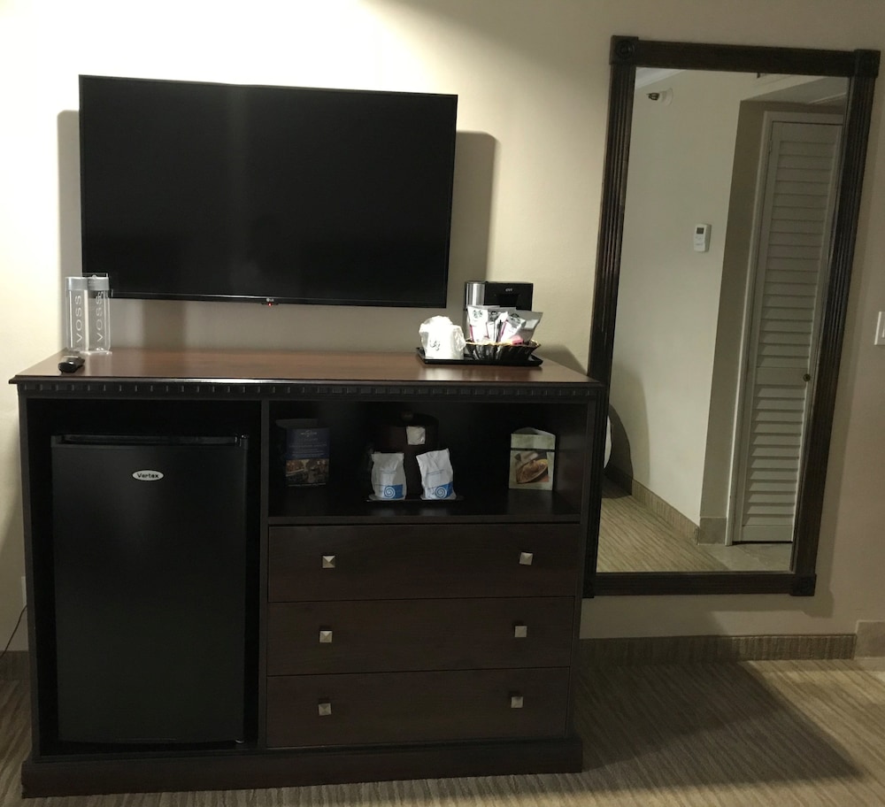 Room, 1 King Bed (Coast King) - Photo 3