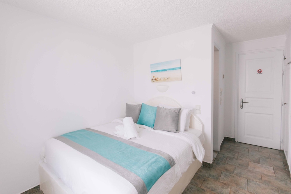 Double Room (Caldera View) - Photo 6