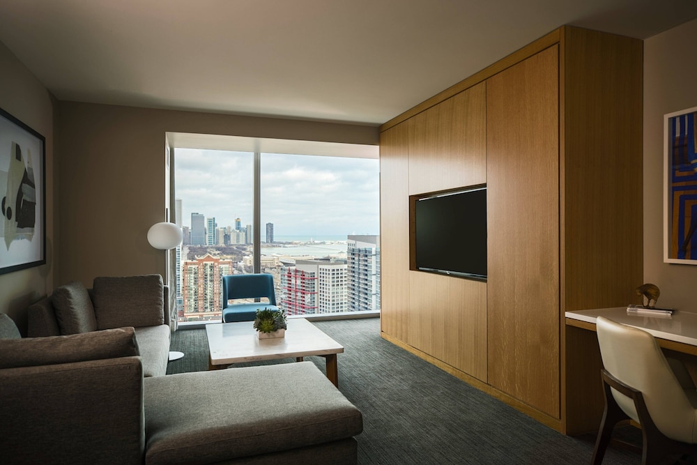 Executive Suite, 1 King Bed thumbnail 5