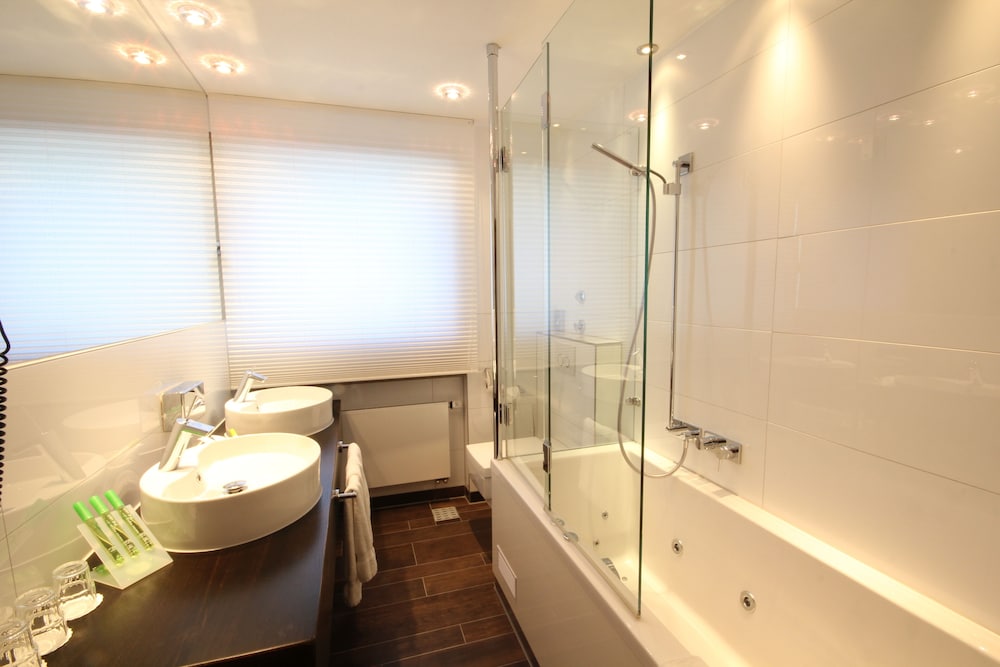 Comfort Double Room (Main Building) - Photo 9