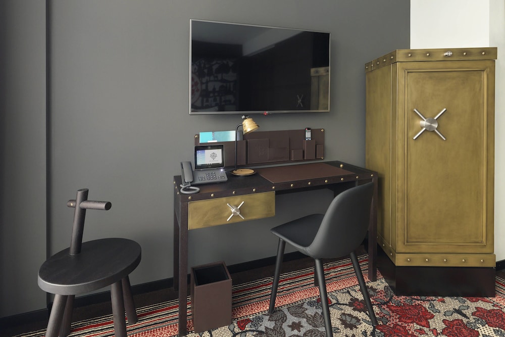 Superior Suite, 1 King Bed, Corner photo 3