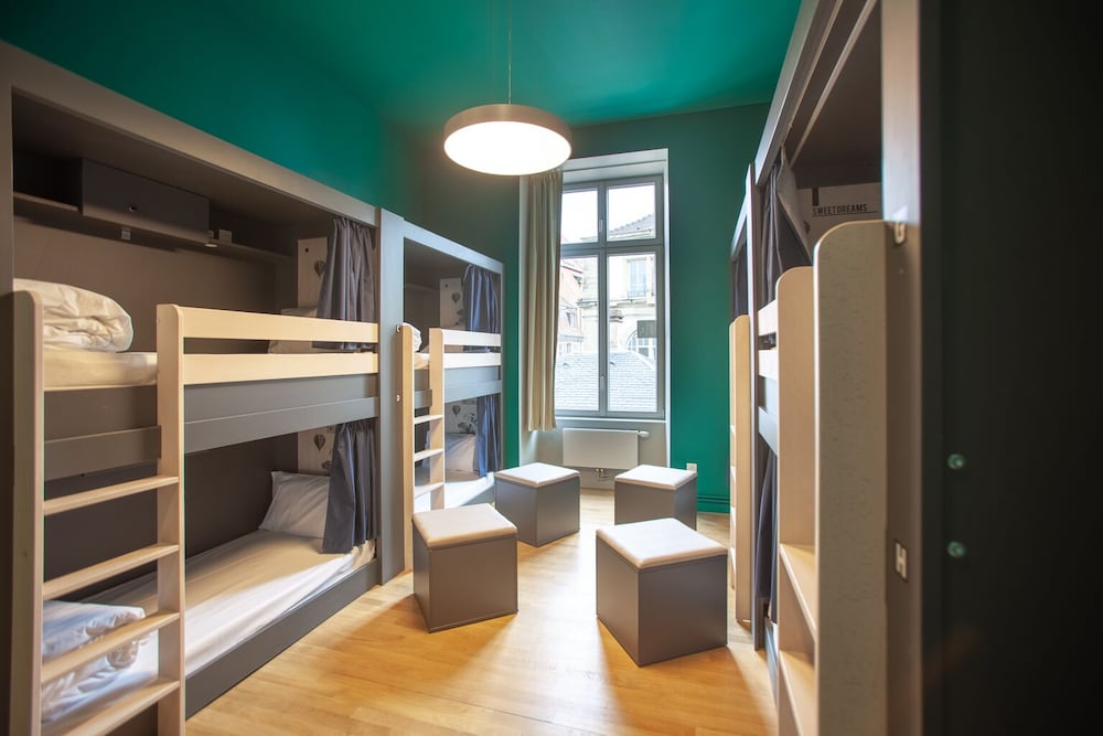 Room of 6 beds with shared bathroom photo 1