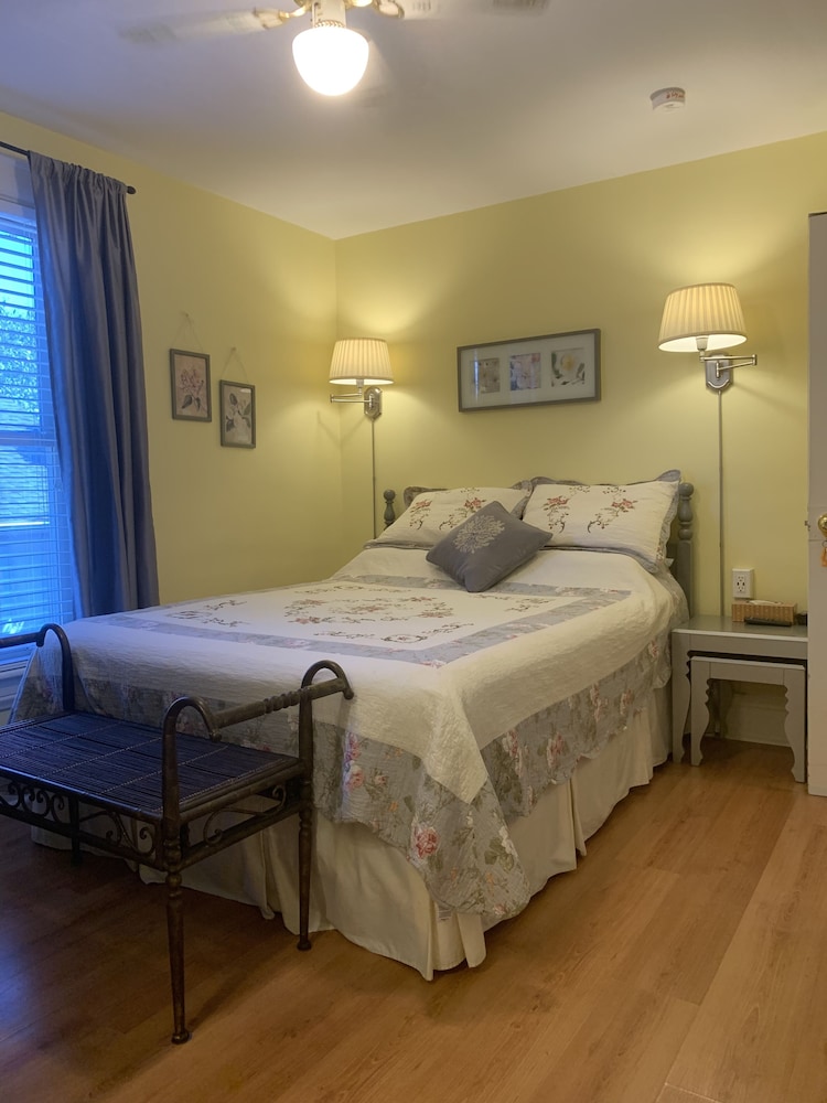 Signature Double Room, 1 Queen Bed (Yellow Room) photo 1