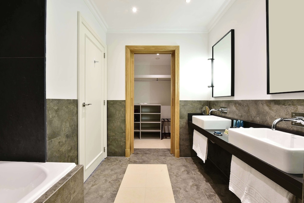 Suite, Golf View - Photo 9