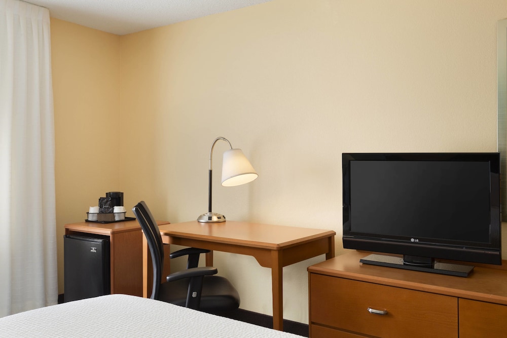 Room, 1 Queen Bed (Mobility Accessible, Roll-In Shower) photo 2