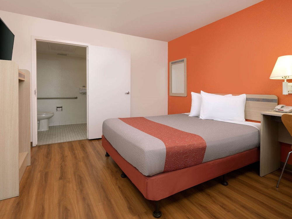 Deluxe Room, 1 Queen Bed, Accessible, Non Smoking