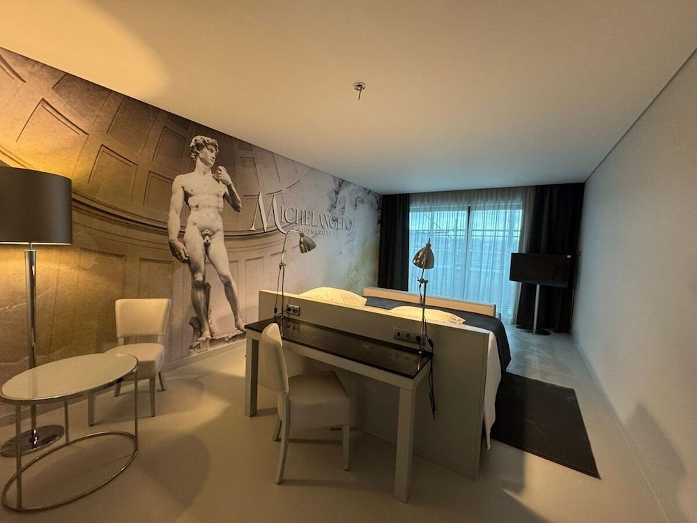Family Room (Standard, 2 Adults + 2 Children)