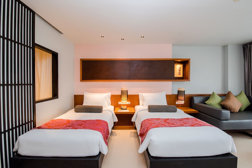 Deluxe King Bed - Photo 7