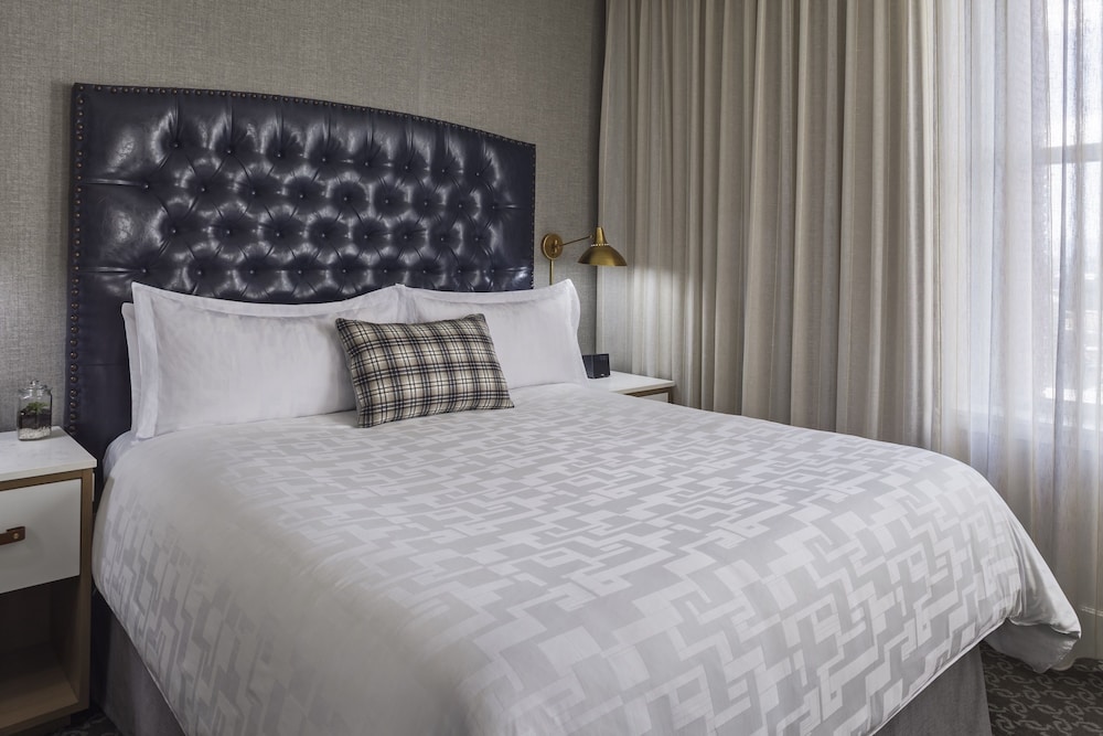 One Bedroom Suite, 1 King Bed - Photo 6