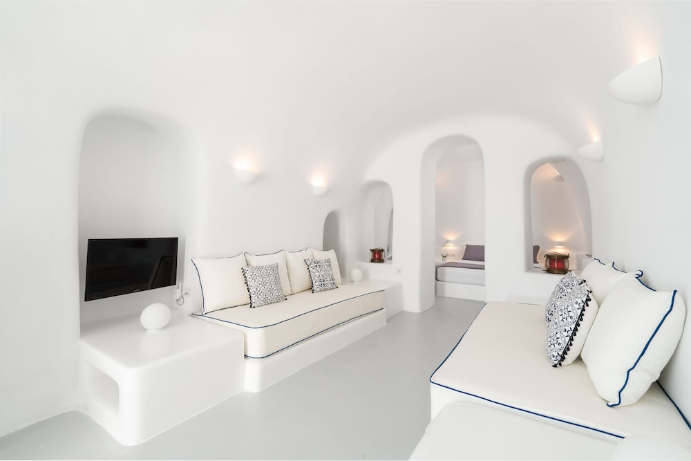 Suite Grand (Indoor Plunge Pool, Caldera View)
